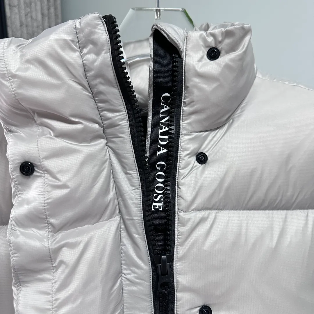 P780 Style number: Y112 𝗚𝗮𝗻𝗮𝗱𝗮 𝗚𝗼𝗼𝘀𝗲｜Canada Goose Cypress series women's short puff/down jacket Color: black, silver Size: XS, S, M, Customized original high-density waterproof recycled Feather-Light tear-resistant fabric, waterproof and windproof, light and fluffy. The interior adopts nylon double-layer sealing design! The interior is filled with 90% white duck down of the national standard, and the down content is as high as 350 grams. Fluffy, plump and soft to the touch.